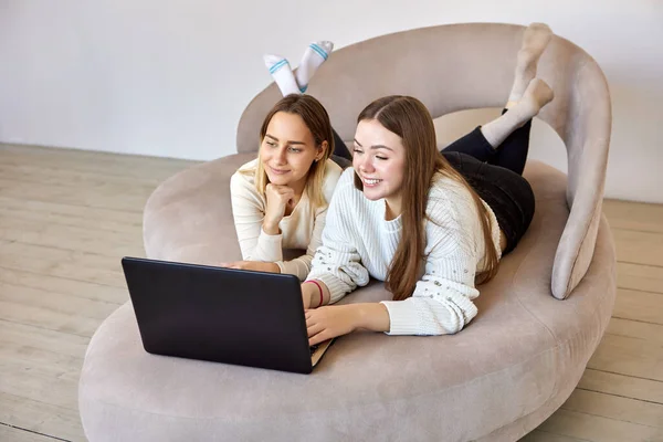Két Mosolygó Női Szomszédok Fekszenek Kanapén Lounge Laptoppal Csevegés Barátaival — Stock Fotó