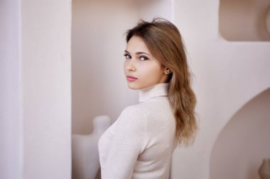 Evdeki sarışın beyaz kadının portresi..