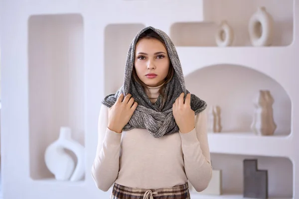 Young muslim woman in hijab stands in lounge. — Stock Photo, Image