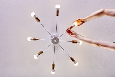 Tavan lambasında enerji tasarrufu lambaları kullanılıyor.