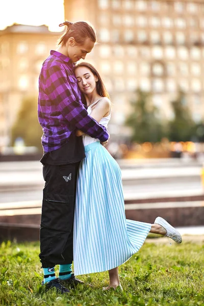 若いカップルは夏の日に公園でデートをしています. — ストック写真