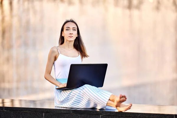Schlanke Frau hat E-Learning mit Laptop im Freien. — Stockfoto
