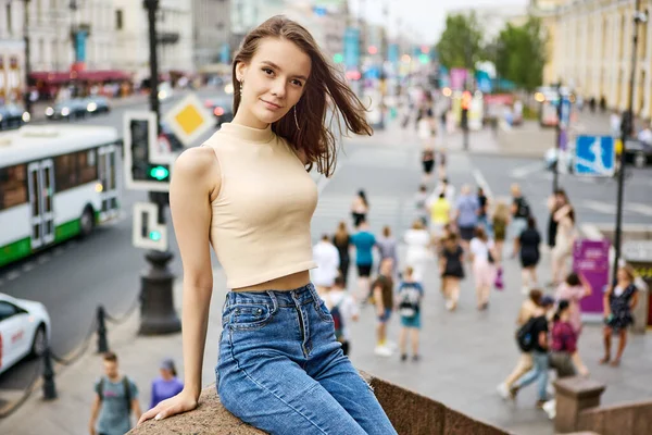Mulher 18 anos senta-se na rua lotada no verão. — Fotografia de Stock