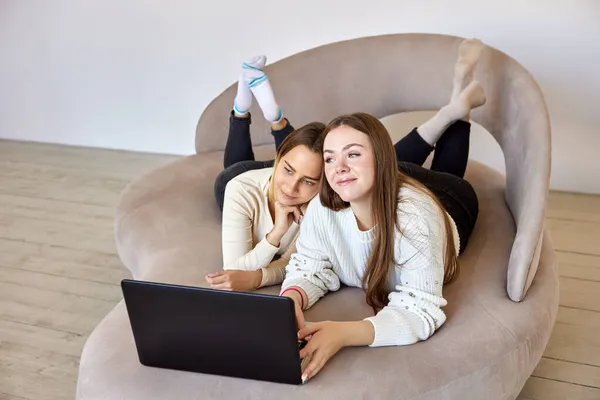 Két szomszéd beszélgetni barátaival segítségével laptop a társalgóban. — Stock Fotó