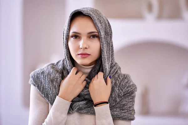 Muslim woman in hijab sits in lounge. — Stock Photo, Image