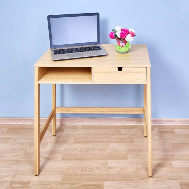 Üzerinde dizüstü olan ahşap konsol masası..