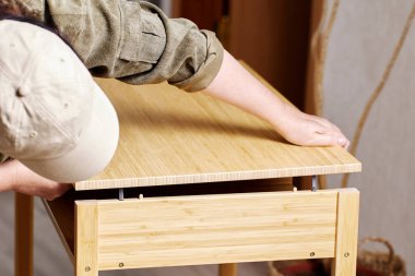 Assembler eve düz paket mobilya kuruyor.