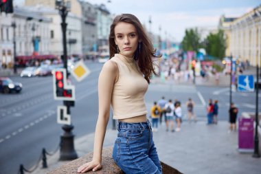 18 yaşında zarif bir kadın kalabalık bir caddede trafiğe takılmış..