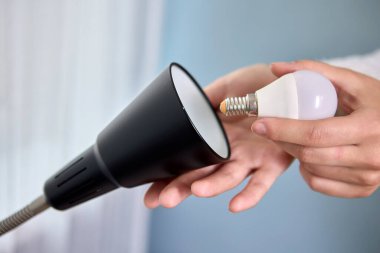 Tamirci lambanın LED lambasını değiştiriyor..