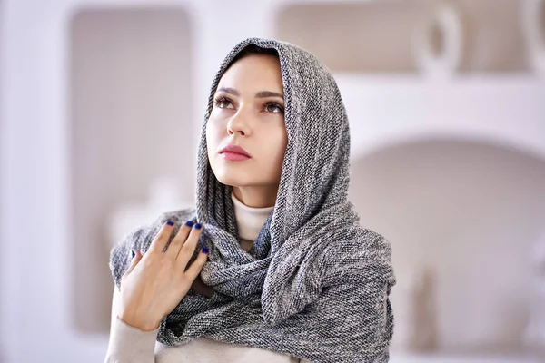 Hijab covers head of sad woman who stands indoors. — Stock Photo, Image