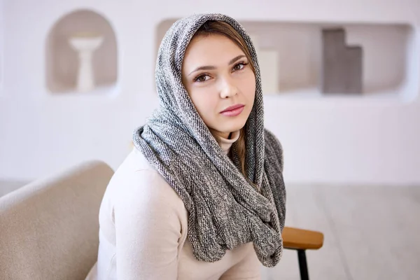 24 years old woman dressed in hijab sitting in interior of living room at home. — Stock Photo, Image