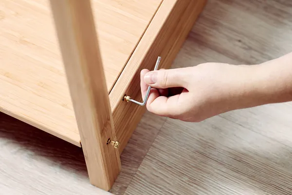 Usando llave hexagonal al ensamblar muebles de paquete plano. — Foto de Stock