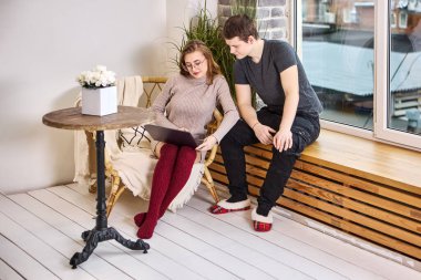 İnternetten alışveriş yapan genç evli çiftler marketten mal sipariş ediyorlar..