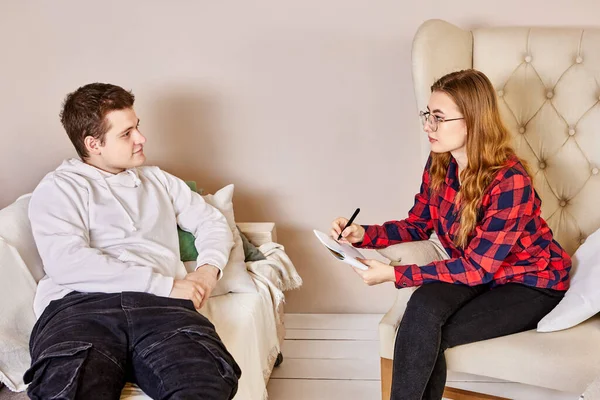 Psikoterapistle randevusu olan genç adam, kadın psikiyatriste sorunlarını anlatıyor..