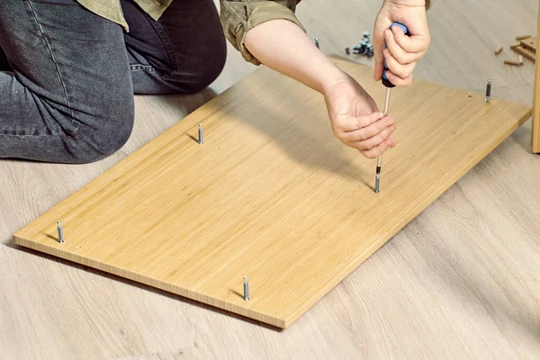 Diy montáž nábytku z plochého balení doma. — Stock fotografie