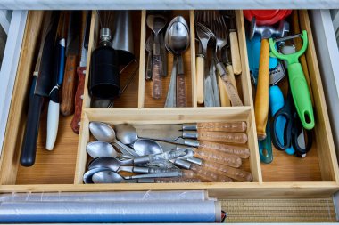 Ahşap çatal bıçak tepsisi bölmelere ayrılır ve mutfak masasının çekmecesine yerleştirilir..