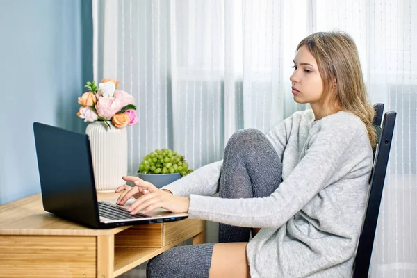 Kilit altındayken ev işi ya da evden çalışma, kadın uzaktan çalışmak için dizüstü bilgisayar kullanıyor. — Stok fotoğraf