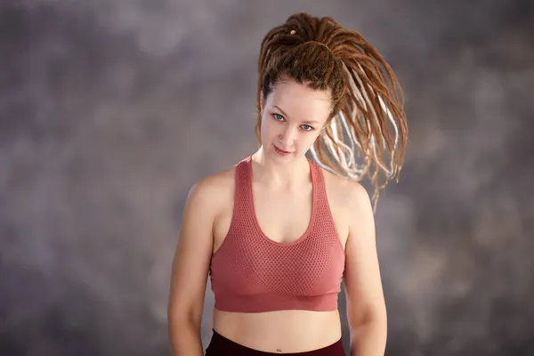Rozšíření falešné vlasy nebo box copánky ve sportovní bílé ženě 28 let. — Stock fotografie