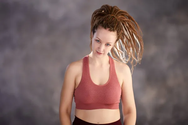 Extensiones de trenzas de pelo falso o caja en mujer blanca deportiva 28 años. — Foto de Stock