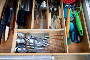 Bambu çatal bıçak tepsisi düzenleyicisini mutfak gereçleri ile yerleştir.