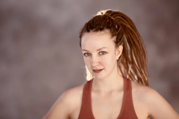 Boîte tresses en blanc jeune femme coiffure. — Photo