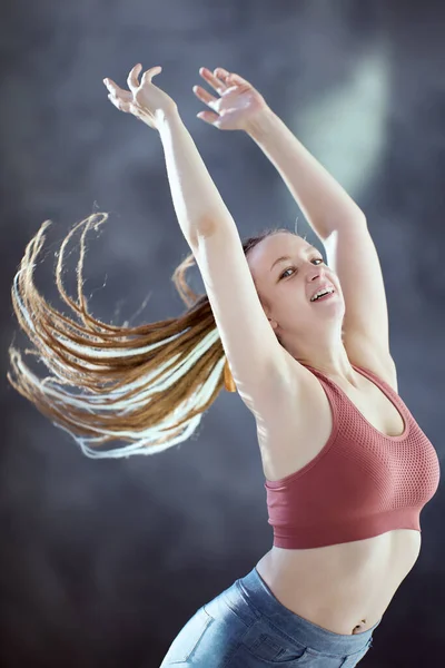 Syntetiska box flätor för hårförlängning i frisyr av europeisk kvinna 28 år. — Stockfoto