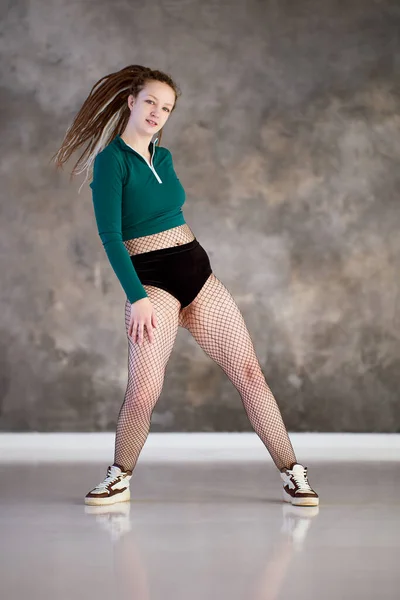 Fishnet tights bärs av twerk kvinna dansare under träningspass i dansstudio. — Stockfoto