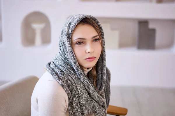 Cubierta Cabeza Cristiana Velo Cristiano Hiyab Musulmán Vestido Mujer Europea —  Fotos de Stock