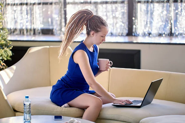 Praca w domu dla młodej kobiety z laptopem. — Zdjęcie stockowe