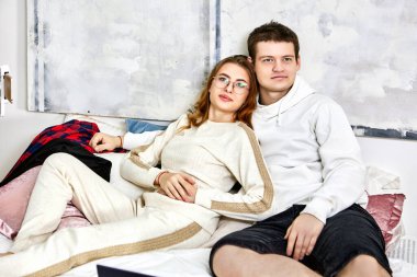 Coronavirus kapatıldı, genç çift sokağa çıkma yasağı sırasında evde kalıyor..