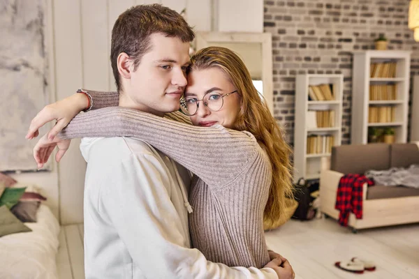 Ρομαντικό ραντεβού στο διαμέρισμα στούντιο, νεαρό ζευγάρι αγκαλιάζει. — Φωτογραφία Αρχείου