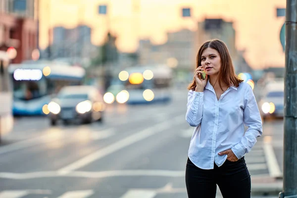 若い女性は交通と路上で便利な話をしています. — ストック写真