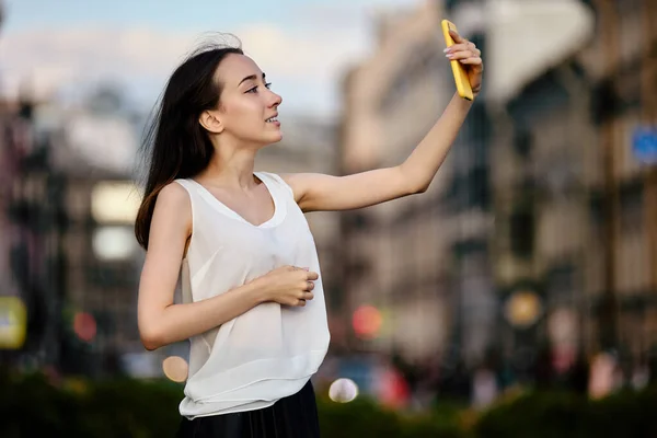 Uśmiechnięta kobieta robi selfie w Sankt Petersburgu. — Zdjęcie stockowe