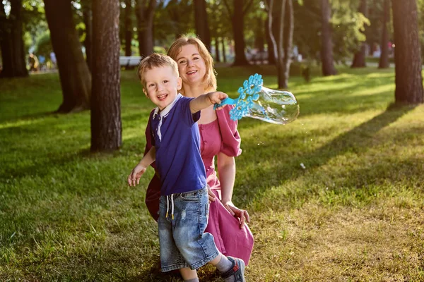 Bubbles for playing little boy and mother. — Stock Photo, Image