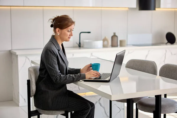 Transmisja na żywo wirtualnych klas przez kobietę w garniturze biznesu z laptopem. — Zdjęcie stockowe