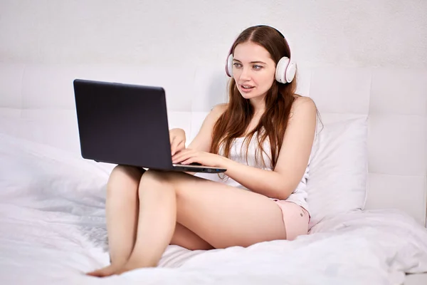 Lekcje streamingu na żywo przez kobietę w słuchawkach z laptopem w domu. — Zdjęcie stockowe