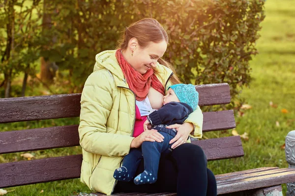 Breast feeding by mother and infant outdoors. — Stock Photo, Image