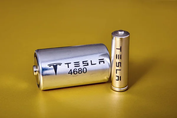 4680 ist neuer Formfaktor der Tesla Lithium Batteriezelle, St. Petersburg, Russland, 6. Januar 2022. lizenzfreie Stockbilder