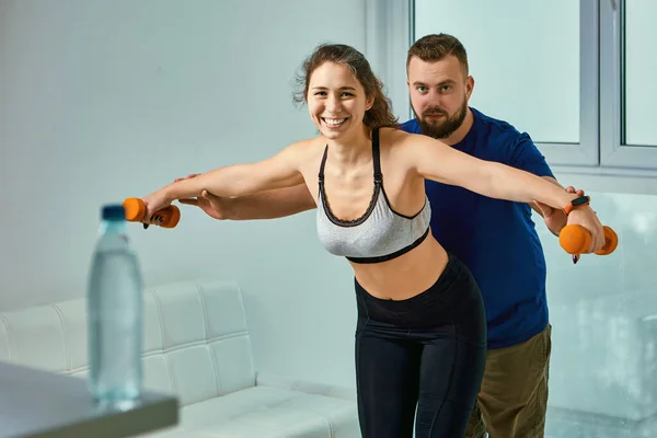 Ejercicios de fitness con entrenador y mujer joven dentro. — Foto de Stock