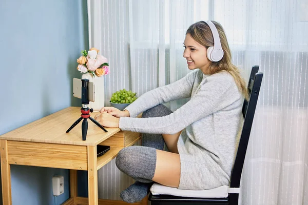 Live Streaming Using Tripod Handy Young Woman Wireless Headphones Online — Stock Photo, Image