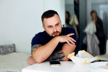 Evde karı koca arasındaki aile sorunları.