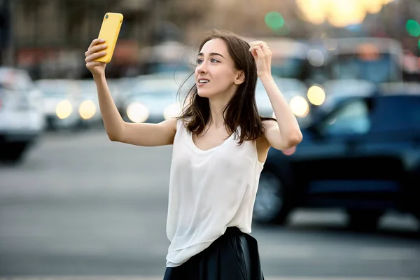 Transmisja strumieniowa na żywo za pomocą smartfona przez kobietę na ulicy miasta w lecie. — Zdjęcie stockowe