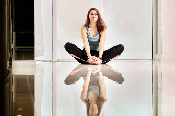 Chão quente com mulher sorridente que faz exercícios durante o treinamento dentro. — Fotografia de Stock