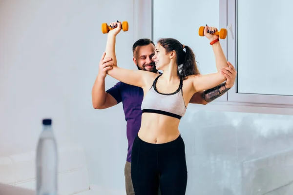 Crop top sujetador deportivo en la mujer durante la aptitud en casa con el entrenador. — Foto de Stock