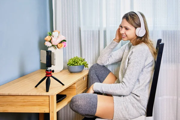 Trépied Bureau Avec Porte Téléphone Pendant Streaming Par Une Blogueuse Photo De Stock