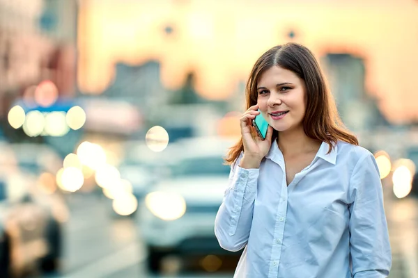 若い女性は夏の夜に交通路上で電話で話します. — ストック写真