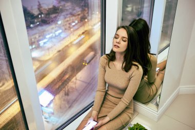 20 yaşında, gözleri kapalı ve elleri becerikli bir kadın var..