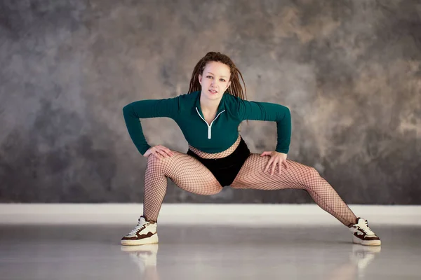 Dançarina está se aquecendo no treinamento antes de dançar no ginásio. — Fotografia de Stock