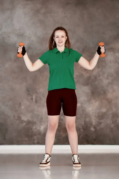 Ejercicio aeróbico por mujer que sostiene pesas durante la aptitud en el gimnasio. —  Fotos de Stock