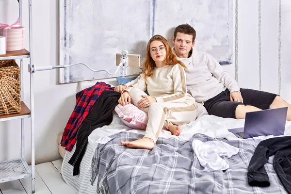 Pareja casada con gadgets en la cama mentira y ver la película en el ordenador portátil. —  Fotos de Stock